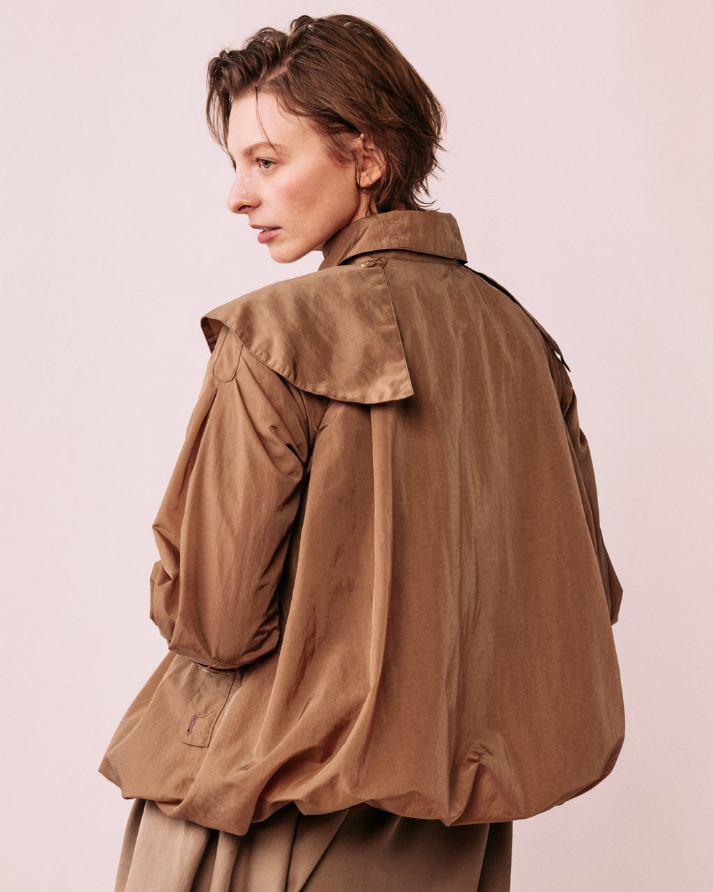 レディース ブルゾン 後ろ姿 立体デザイン