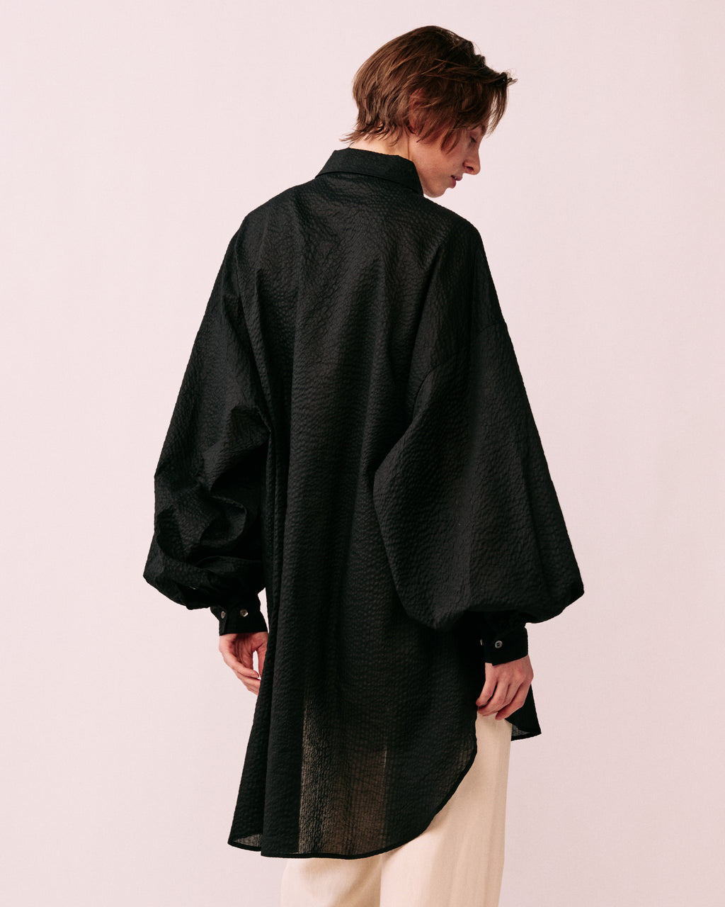 ボリューム袖 空気感 シルエット 後ろ