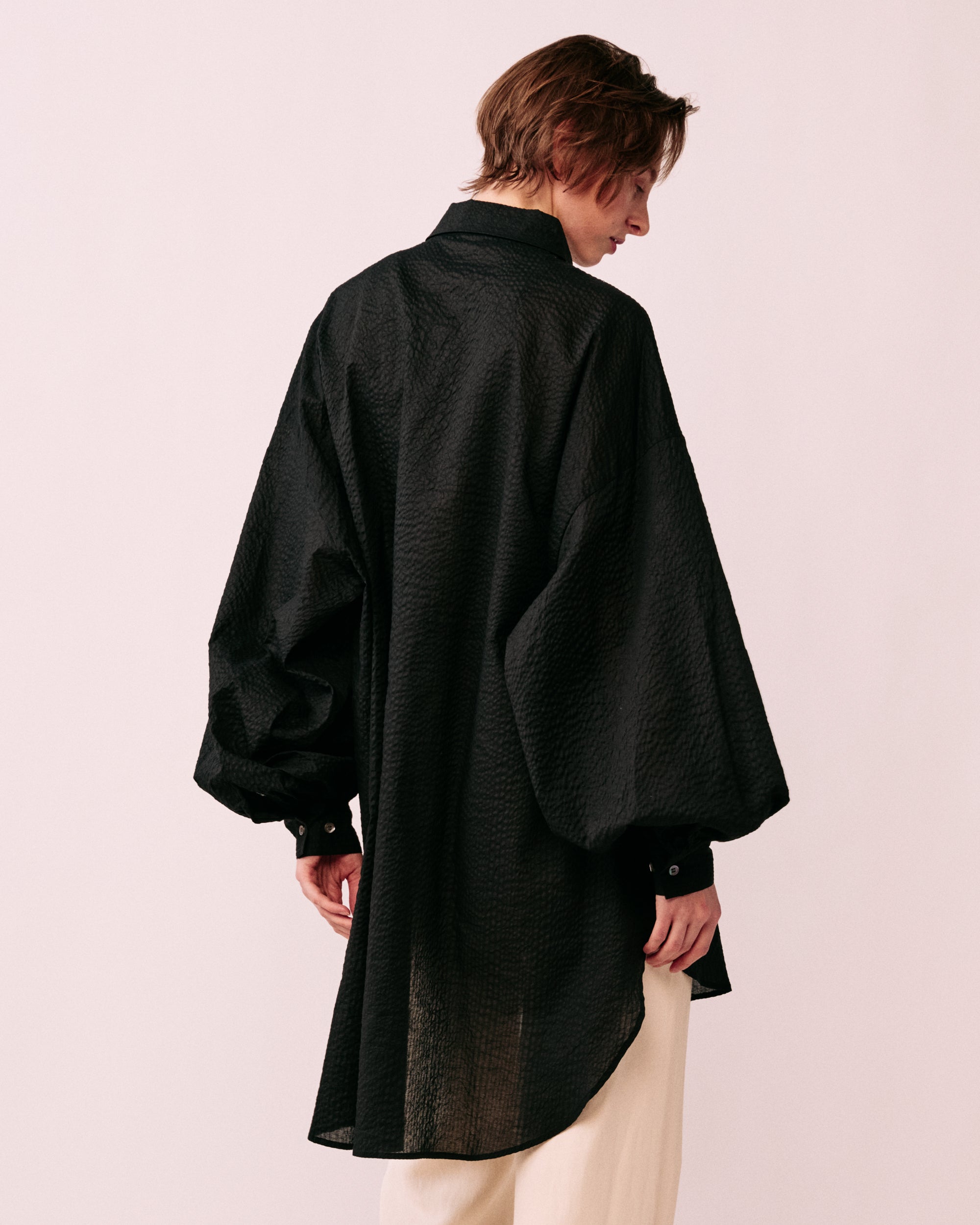 ボリューム袖 空気感 シルエット 後ろ