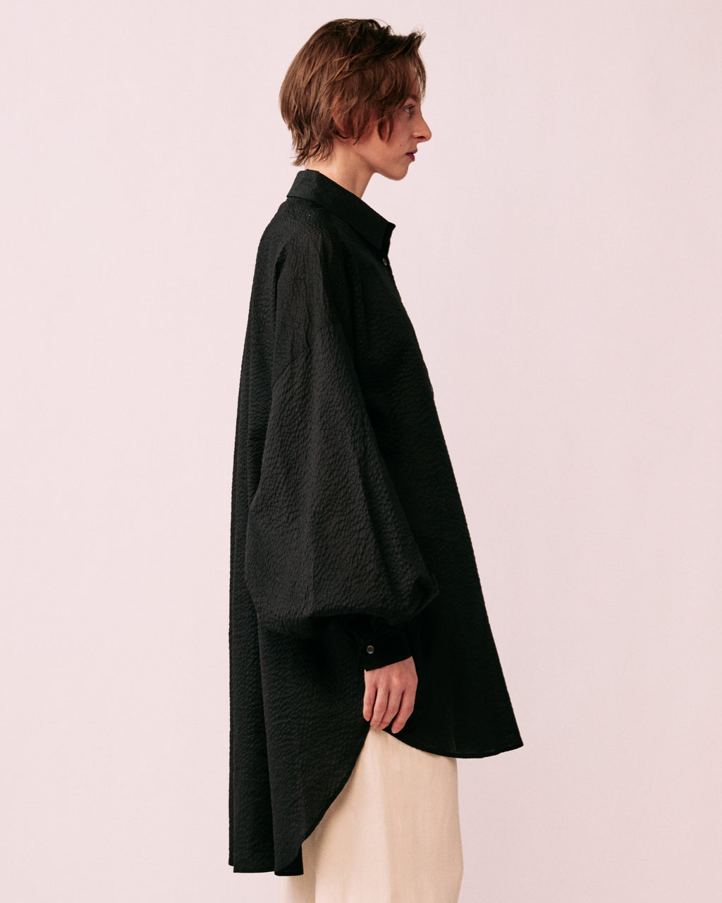 レディース ブラウス 横からのシルエット