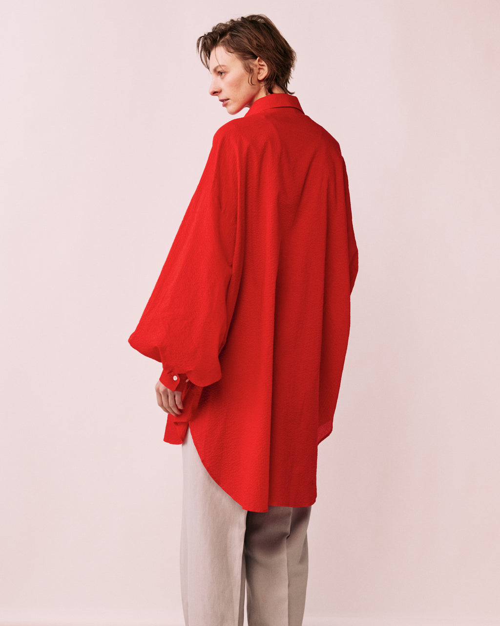 コットンブラウス レディース 軽い シルエット 後ろ