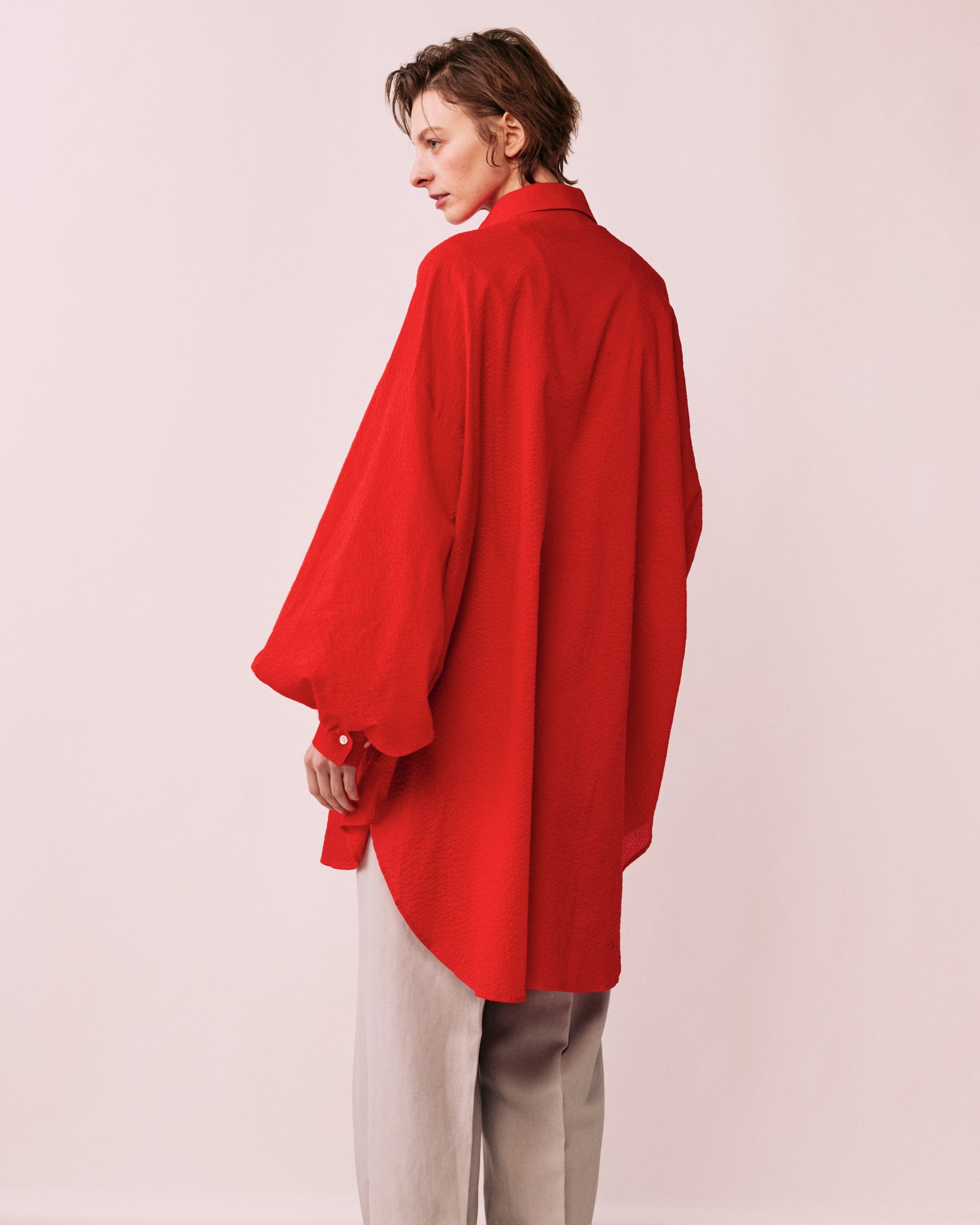 コットンブラウス レディース 軽い シルエット 後ろ