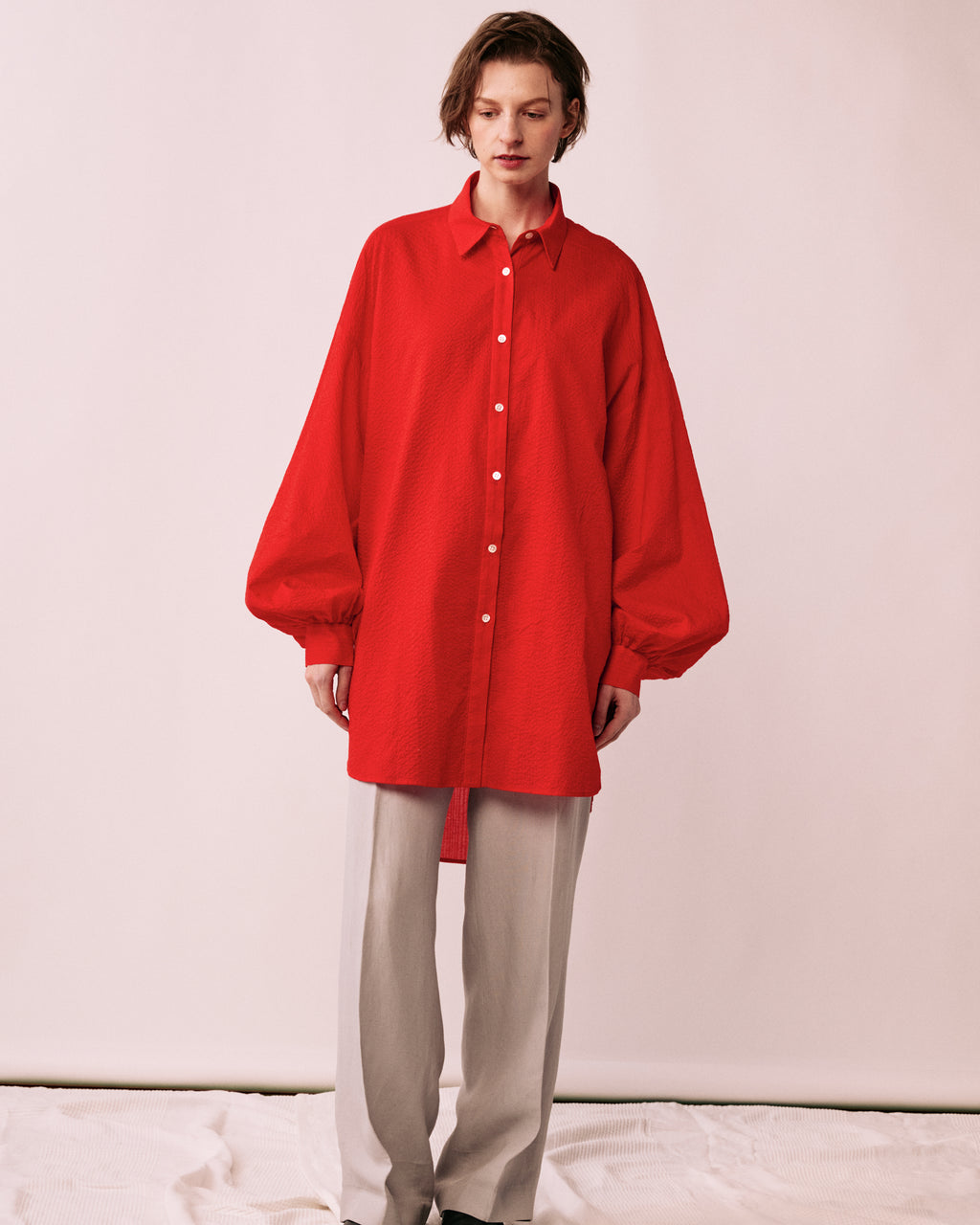 レッド ブラウス レディース スタイリング