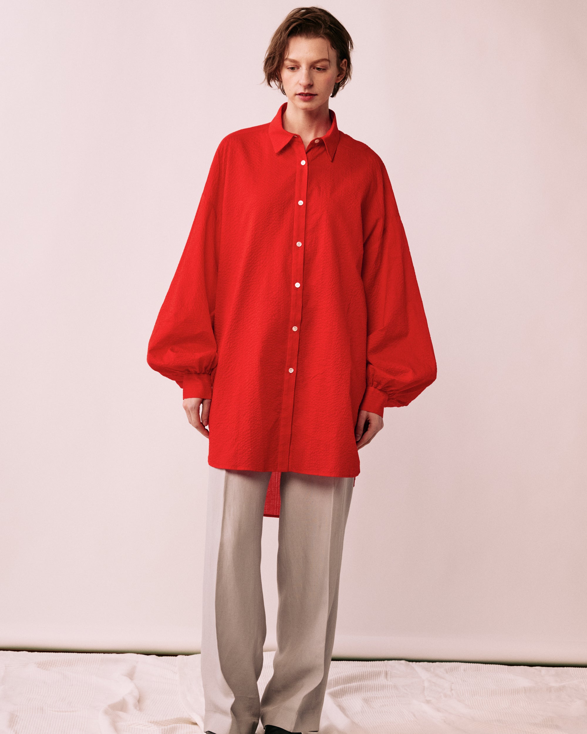 レッド ブラウス レディース スタイリング