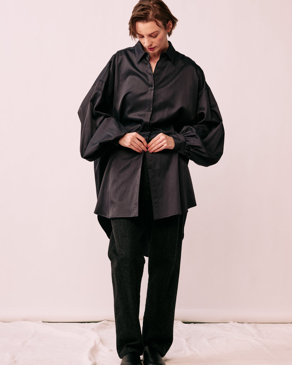 パフスリーブ ブラウス ダークグレー 着用イメージ