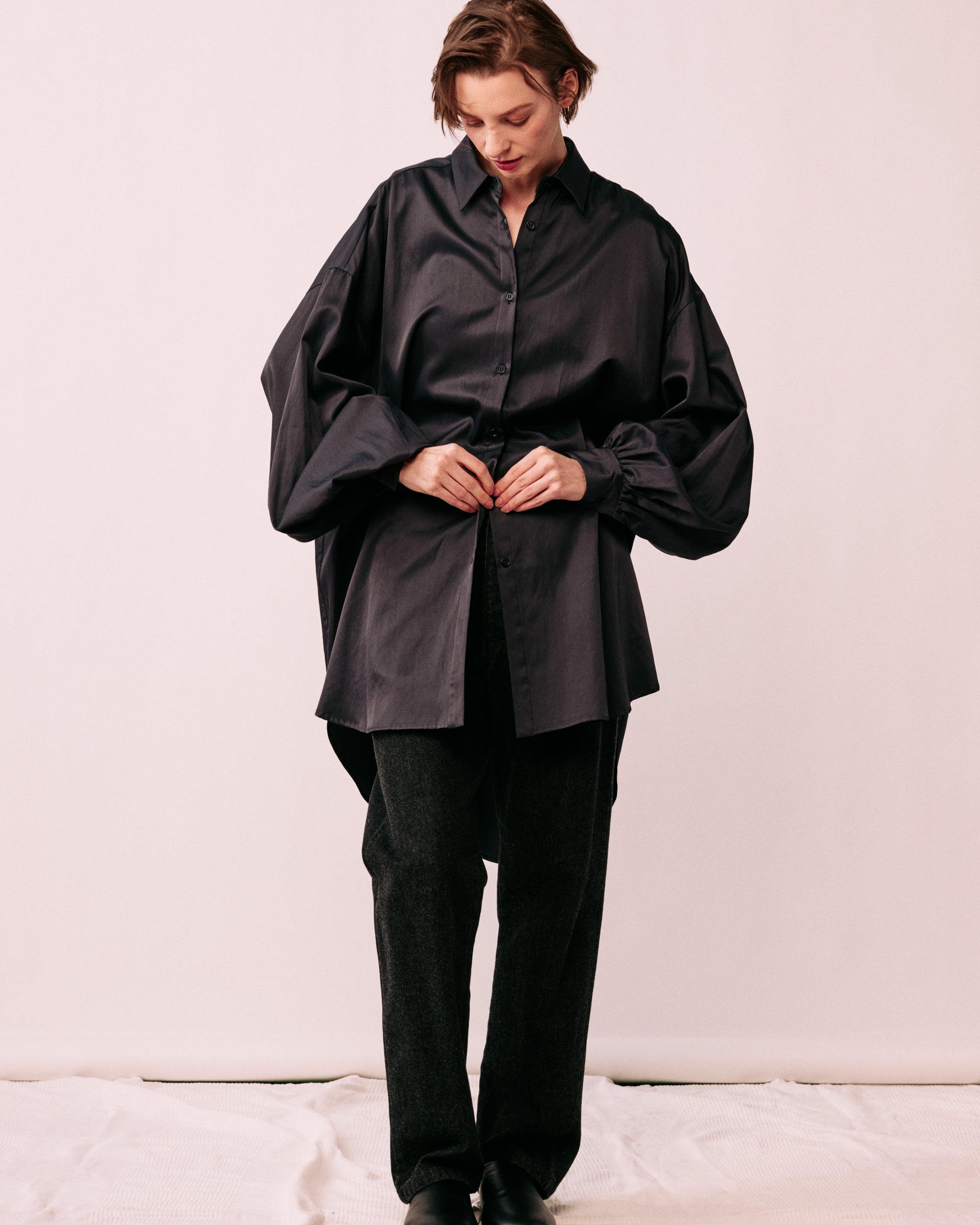 パフスリーブ ブラウス ダークグレー 着用イメージ