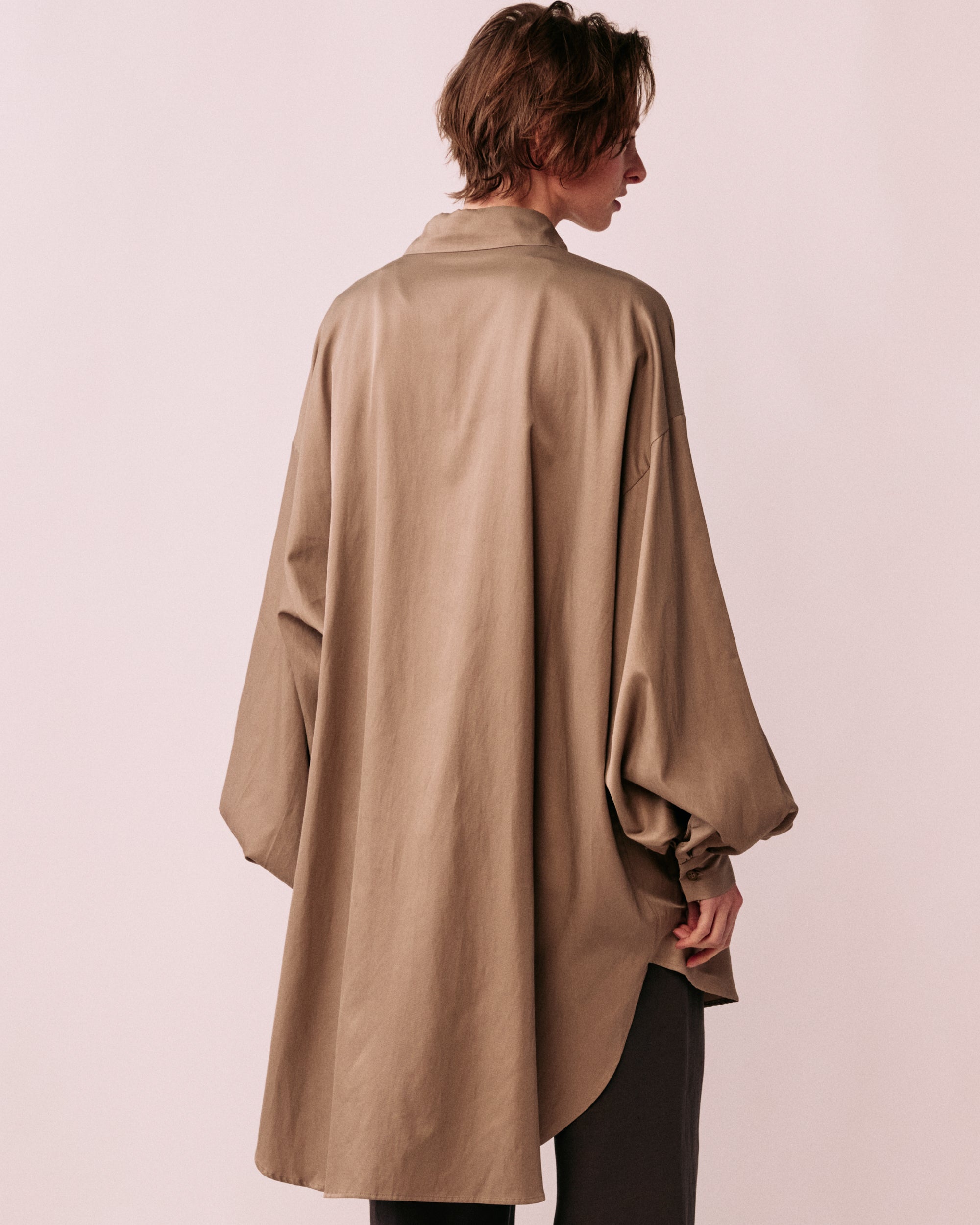 レディース ブラウス 後ろ姿 立体デザイン