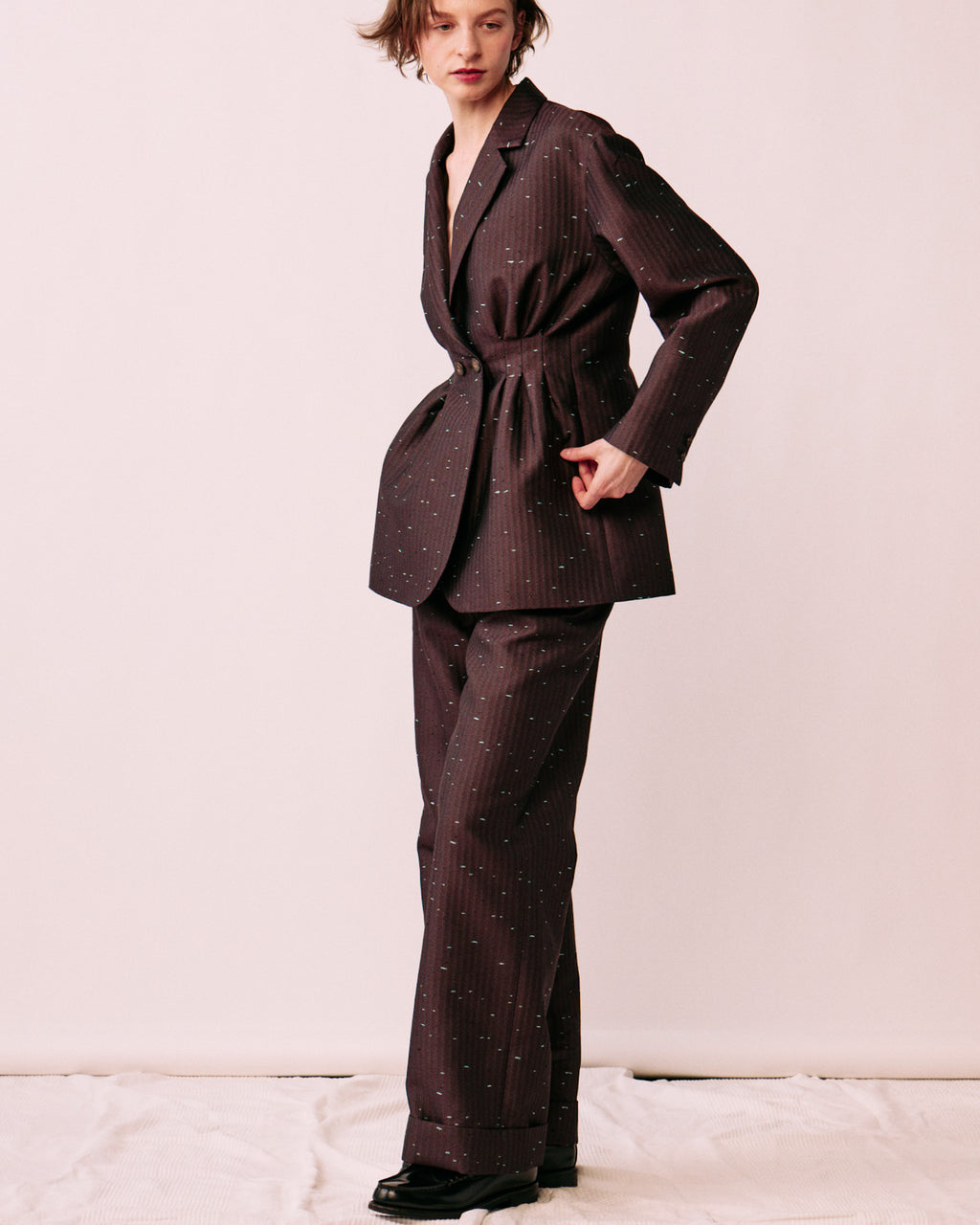 西陣織 LOOMÉ ワイドトラウザーズ フロント シルエット