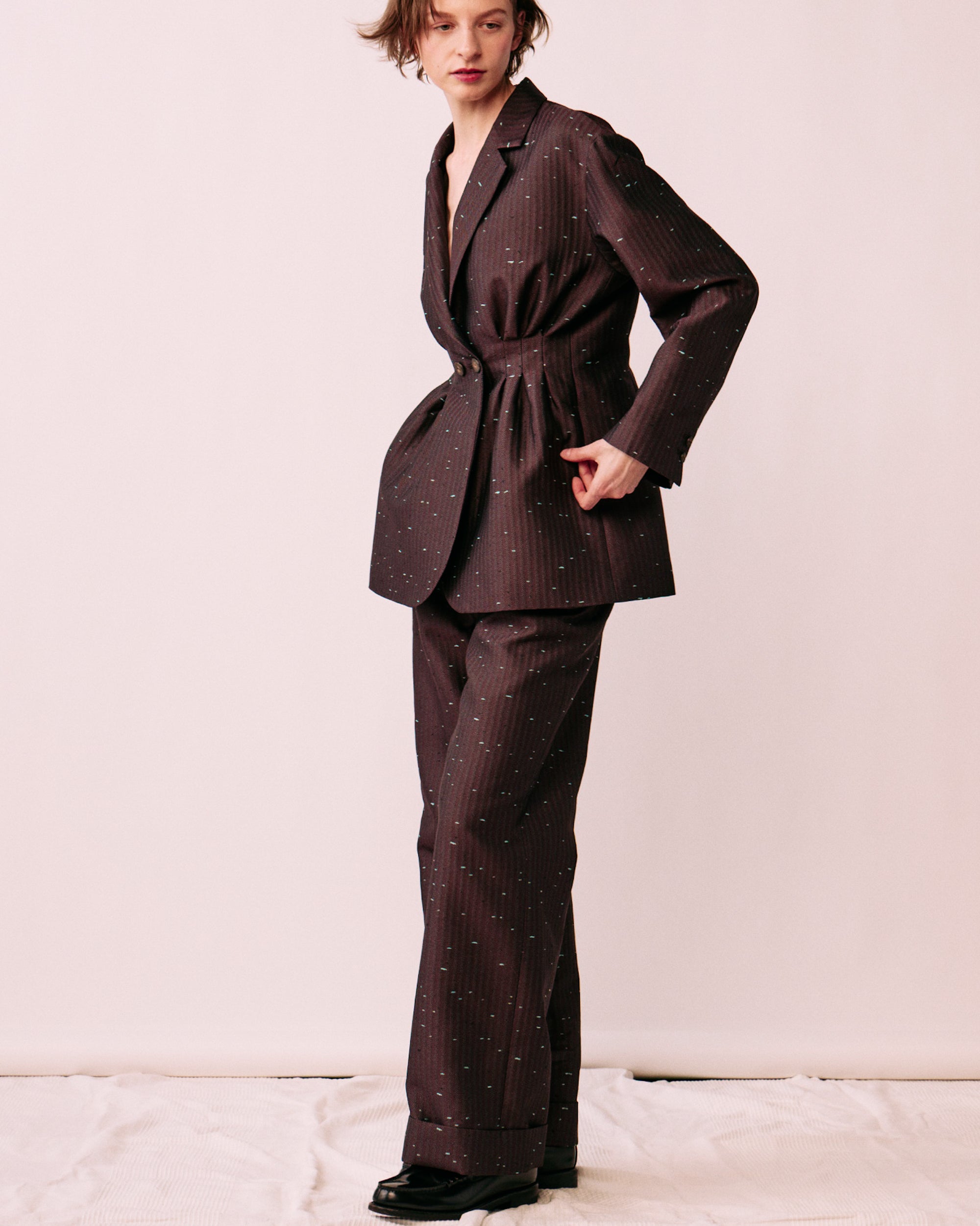 西陣織 LOOMÉ ワイドトラウザーズ フロント シルエット