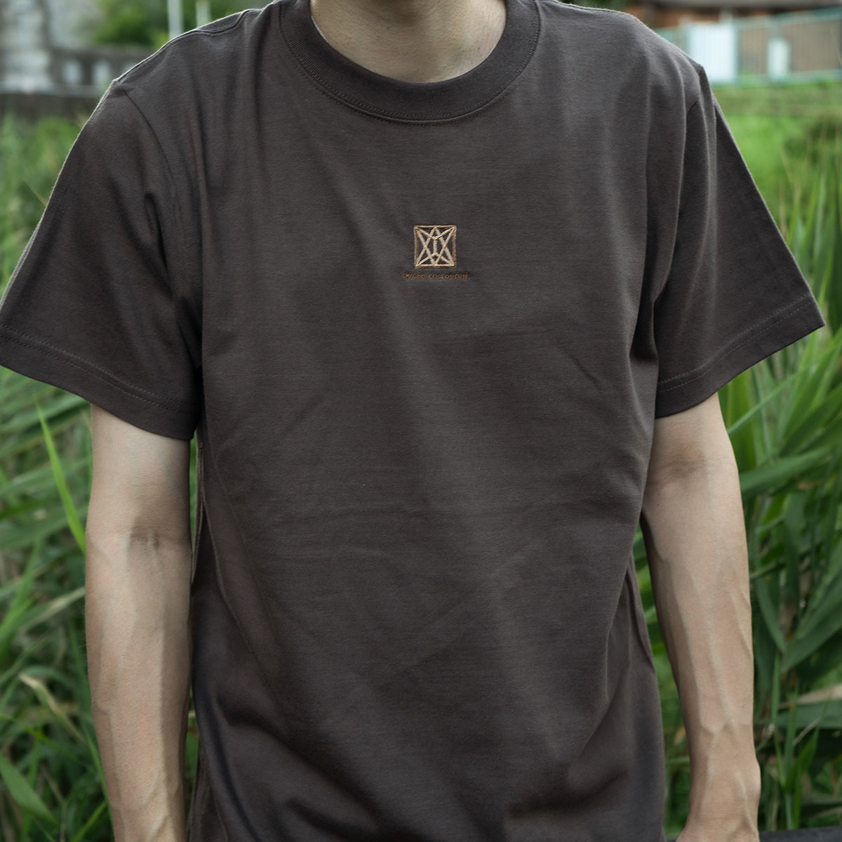 Travel door embroidered T-shirt